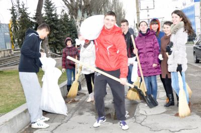 Mediciniștii participă la curățirea mediului