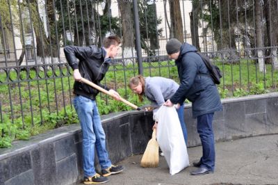 Mediciniștii participă la curățirea mediului