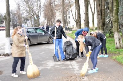 Mediciniștii participă la curățirea mediului